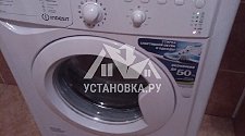 Установить в ванной на готовые коммуникации стиральную машину Indesit IWUB 4105 CIS