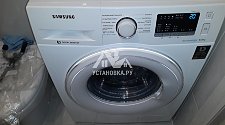 Установить отдельностоящую стиральную машину Samsung WW80K42E06W в ванной комнате.
