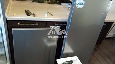Установить стиральную машину соло и холодильник соло и перенавесить на нём двери