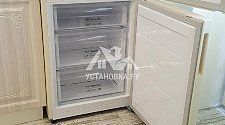 Установить отдельно стоящий холодильник samsung, электрический духовой шкаф Горенье и встраиваемую стиральную машину Беко
