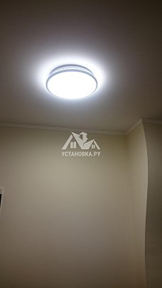 Установить в коридоре два потолочных светильника
