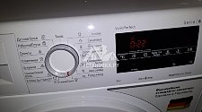 Установить новую отдельно стоящую стиральную машину в ванной комнате на подготовленное место
