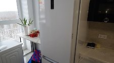 Перевесить двери с электронным дисплеем на новом отдельно стоящем холодильнике