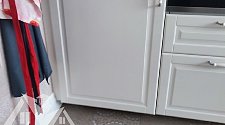 Установить встраиваемый холодильник и перенавесить на нём двери. Установить встраиваемую газовую варочную панель