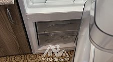 Установить новый отдельно стоящий холодильник
