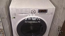 Установить отдельностоящую стиральную машину Hotpoint-Ariston в ванной комнате в нишу