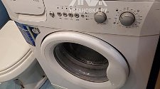 Установить новую отдельную стоящую стиральную машину