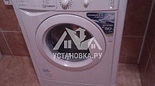 Установить в ванной на готовые коммуникации стиральную машину Indesit IWUB 4105 CIS