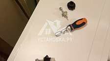 Установить отдельностоящую стиральную машину Indesit 5105LBBMUE в ванной комнате