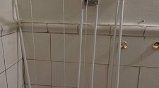 Установить потолочную сушилку для белья в ванной комнате