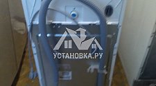 Установить на готовые коммуникации отдельностоящую стиральную машину Indesit на кухне