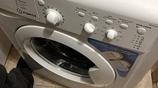 Установить и подключить стиральную машину/сушильную машину