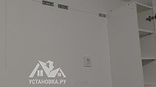 Установить отдельностоящую стиральную машину