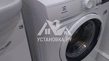 Установить отдельностоящую стиральную машину Электролюкс в ванной комнате на готовые коммуникации