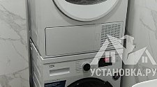 Установить стиральную и сушильную машину в колонну и перенавесить двери холодильника