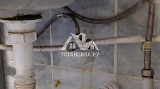 Установить на кухне отдельностоящую стиральную машину Аристон на готовые коммуникации на место предыдущей