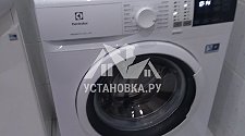 Установить отдельностоящую стиральную машину Электролюкс в ванной комнате на готовые коммуникации