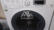 Установить отдельностоящую стиральную машину Hotpoint-Ariston в ванной комнате на готовые коммуникации