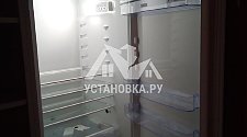 Установка встраиваемого холодильника и навес люстры на потолок
