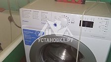 Установить в ванной комнате на готовые коммуникации стиральную машину Indesit BWUA 51051 L B