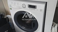 Установить отдельностоящую стиральную машину Hotpoint-Ariston в ванной комнате на готовые коммуникации