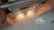 Установить встраиваемую вытяжку и электрическую плиту