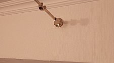 Установить два настенных карниза