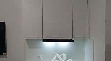 Установить отдельностоящую стиральную машину