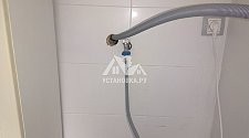 Установить отдельностоящую стиральную машину Hotpoint-Ariston в ванной комнате на готовые коммуникации