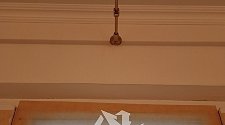 Установить два настенных карниза