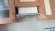Установить встраиваемую вытяжку и электрическую плиту