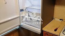 Установит холодильник отдельностоящий и перевесить на нем двери