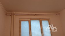 Установить два настенных карниза