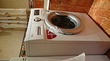 Демонтировать и установить в ванной комнате на готовые коммуникации отдельностоящую стиральную машину