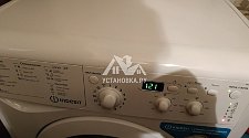 Установить новую отдельностоящую в ванной комнате стиральную машину Indesit IWSD 6105 В