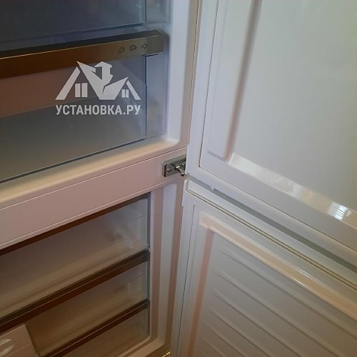 Установить холодильник и перенавесить на нём двери