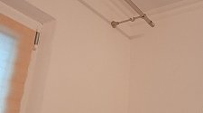 Установить два настенных карниза