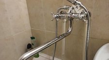 Установить настенный смеситель в ванной