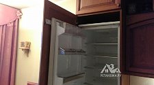 Осуществить установку встроенного холодильника