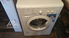 Установить новую стиральную машину Indesit на готовые коммуникации на кухне