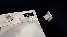Установить отдельностоящую стиральную машину Electrolux EWT1066ESW в ванной комнате