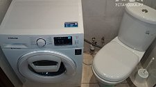 Установить стиральную отдельностоящую машину Samsung WW65K42E08W в ванной
