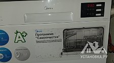 Установить компактную посудомоечную машину Midea MCFD55320W