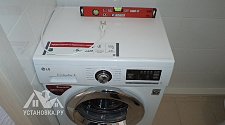 Установить стиральную отдельностоящую машину LG F-1096ND3 в ванной