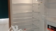 Установить встраиваемый холодильник и посудомоечную машину