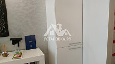Установить встраиваемый холодильник Liebherr с навесом фасадов и с перевесом дверей (с доводчиком)