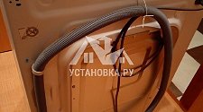 Установить новую отдельностоящую в ванной стиральную машину на готовые коммуникации