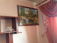 Работа по навешиванию картин и перевешиванию полок
