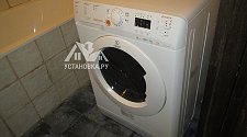 Установить в ванной после ремонта отдельно стоящую стиральную машину Indesit