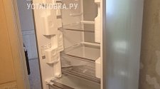 Установить холодильник и перевесить двери на нём